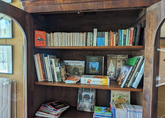 Chateau De Lavaud Maison d'hôtes 3*